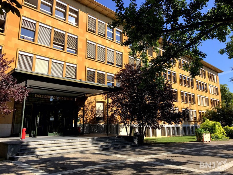 Vieux bâtiment du lycée Denis-de-Rougemont.