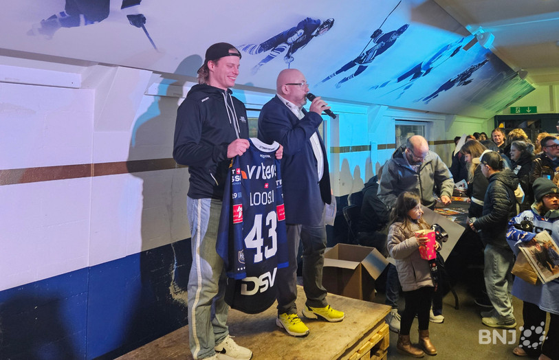 Janik Loosli a annoncé la prolongation de son contrat et l'engagement de son frère, Michael Loosli, mardi soir, lors de la vente aux enchères des maillots du HCC.