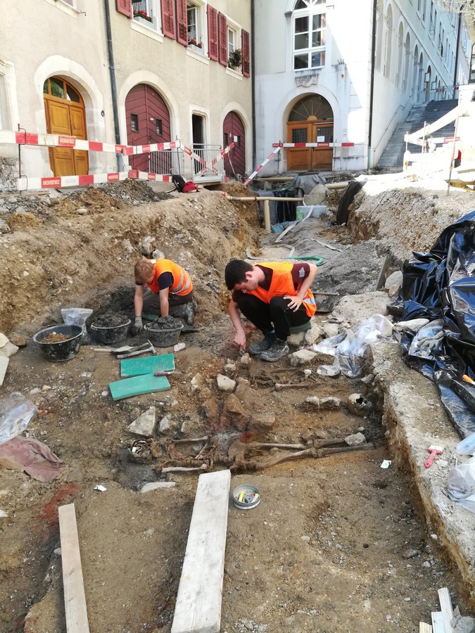 Nécropole médiévale St-Ursanne. Fig. 1 : Saint-Ursanne, Rue de la Tour. Vue générale des travaux. Photos OCC-SAP