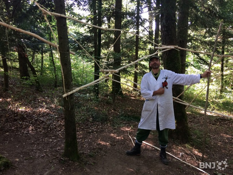 L'artiste neuchâtelois Daniel Krieger pose ici à côté de son installation 