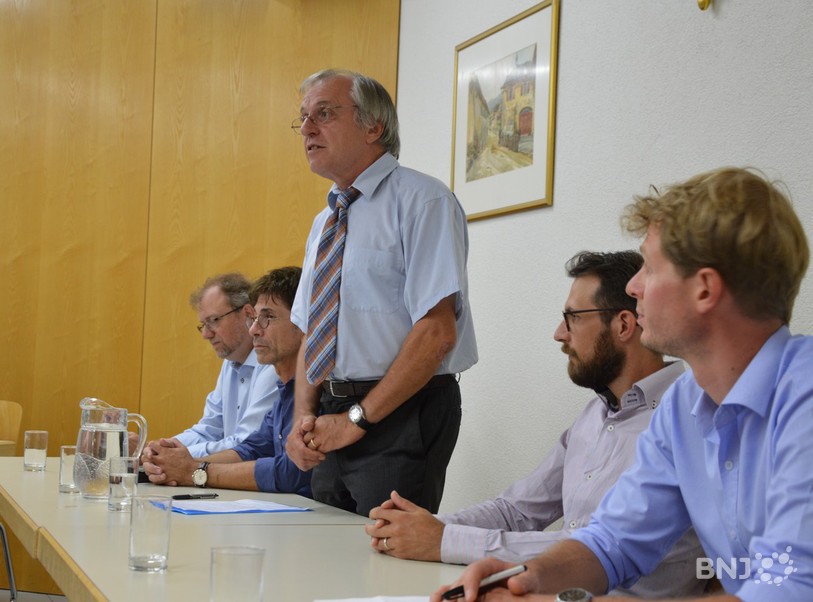 Les membres du premier Conseil communal (de gauche à droite) : Alexandre Béguin (PLR), François Del Rio (PLR), Gilbert Bertschi (PS), Joël Wahli (Les Verts) et Tom Egger (PS).