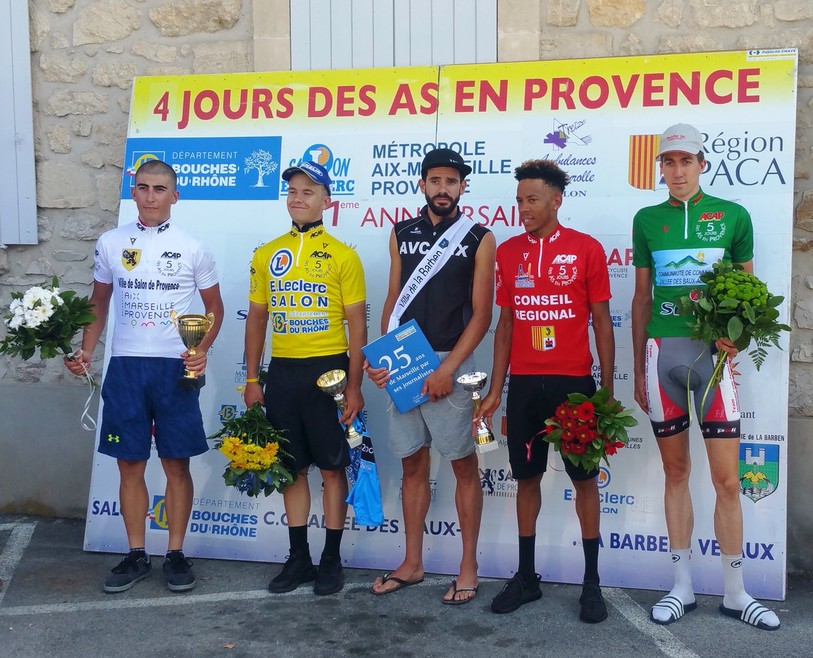 Les leaders avec le coureur de Humard Vélo Passion Renfer SA Dominic Von Burg (à dr.)