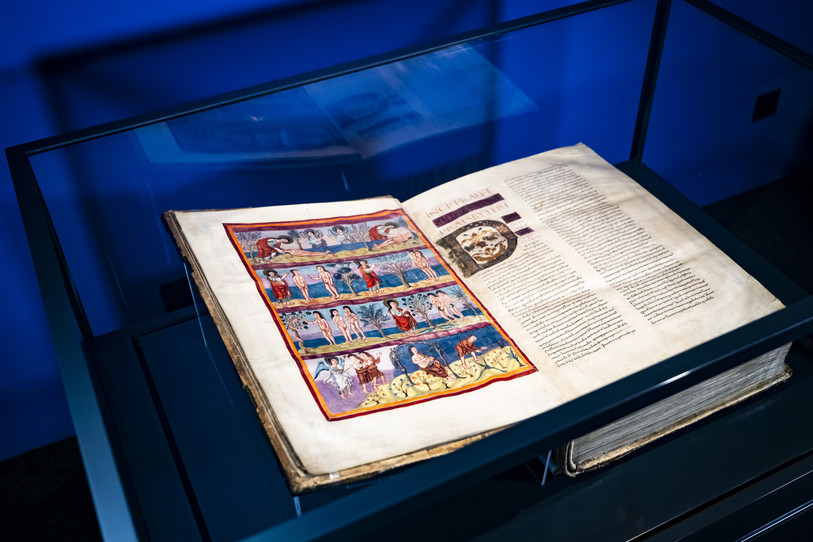 La Bible de Moutier-Grandval va se refermer ce dimanche soir. (Photo : KEYSTONE / Jean-Christophe Bott.)