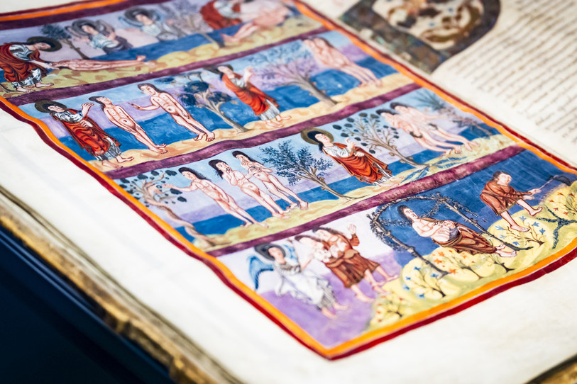La Bible est ouverte sur une page racontant sa génèse. (Photo : KEYSTONE / Jean-Christophe Bott).