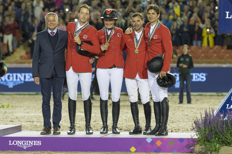Du bronze autour du cou de l'équipe de Suisse de saut d'obstacles (photo : FEI/Claes Jakobsson)