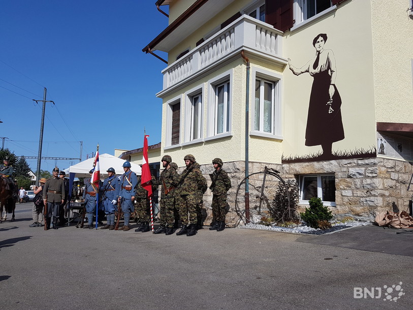 La fresque de Petite Gilberte sur la maison familiale a été inaugurée en présence de représentans de l'armée suisse.