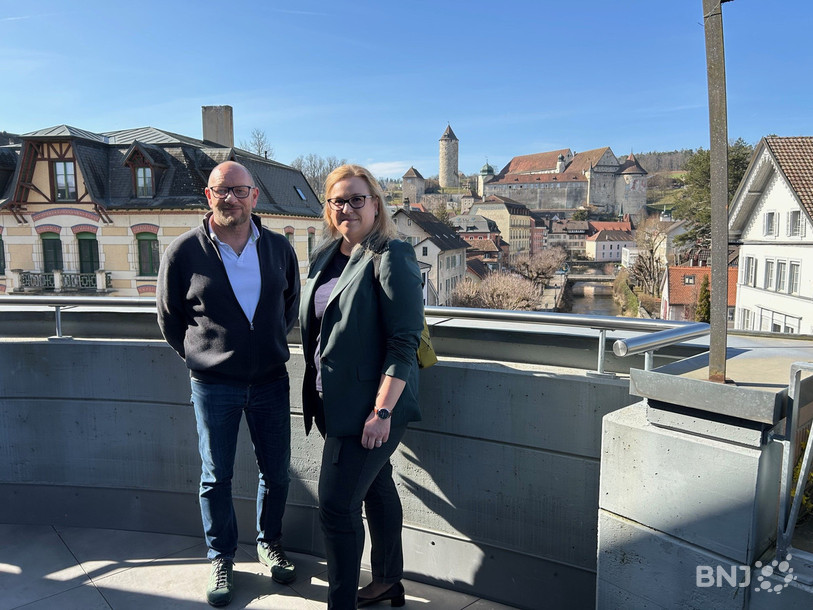 Gérard Vergon et Nadège Bregnard sur la terrasse de l’espace commun pensé pour les résidents de la Fondation Les Castors.
