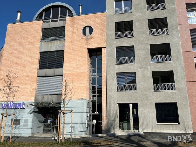 Les deux bâtiments fraîchement remis à neuf à la place des Bennelats à Porrentruy.