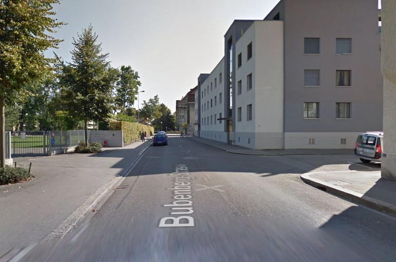 Des carrefours de la rue Bubenberg, ici devant le parc de la ville, seront surélevés pour rendre les conducteurs attentifs à la présence de piétons. (Photo: Google maps)