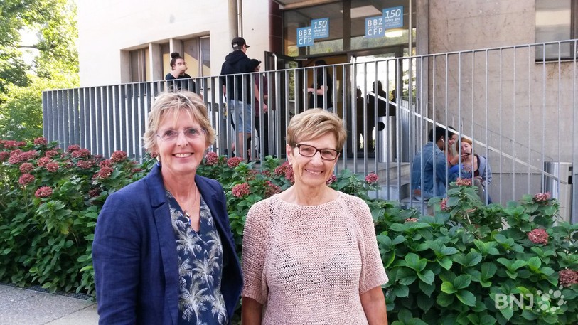 Pierrette Berger-Hirschi, présidente du CAF et Marcelle Forster, présidente du CJB, posent devant le Centre de formation professionnelle Biel/Bienne, qui fête ses 150 ans.