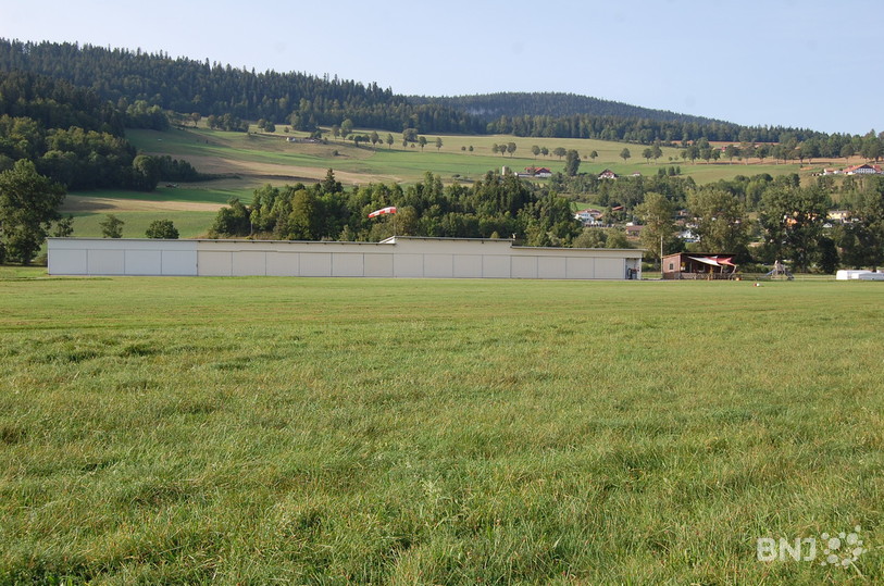 L'aérodrome de Môtiers avec sa piste en herbe.