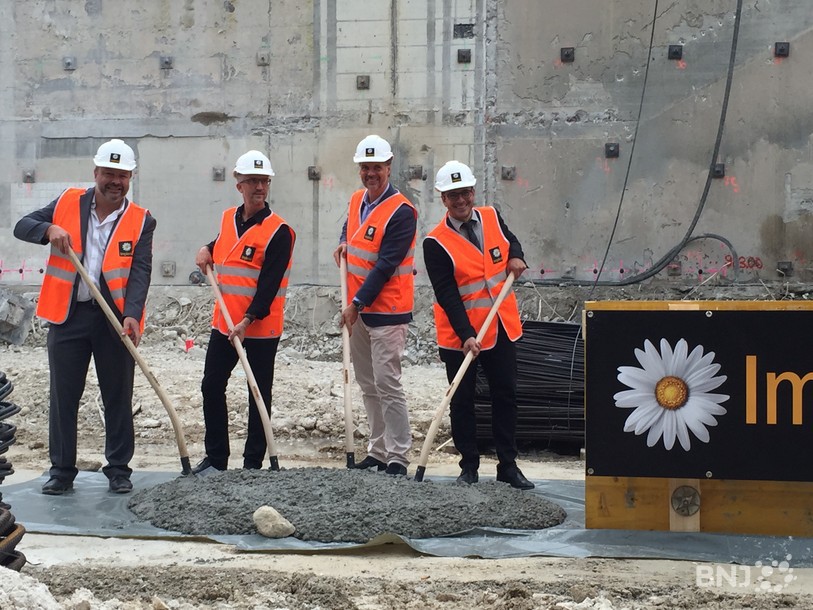 Les responsables du projet ainsi que le conseiller communal en charge de l'urbanisme, Théo Huguenin-Elie (à droite), ont posé la première pierre du chantier de l'ex Coop-City. 