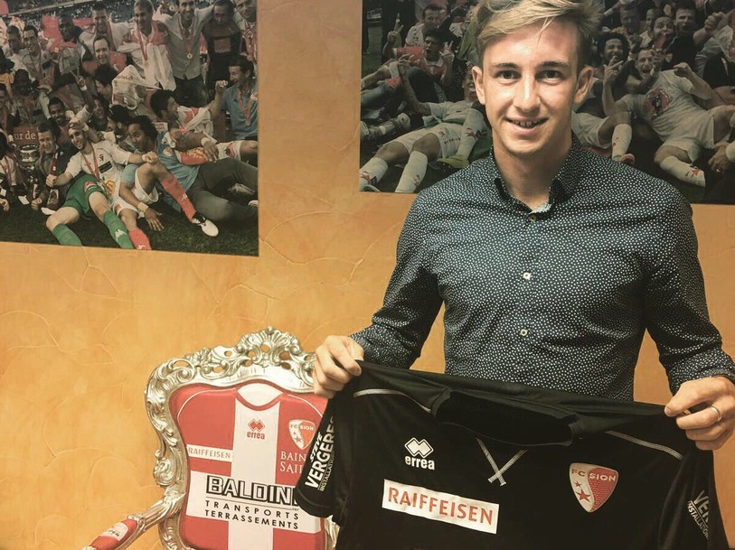 Hervé Epitaux juste après la signature de son contrat avec le FC Sion
