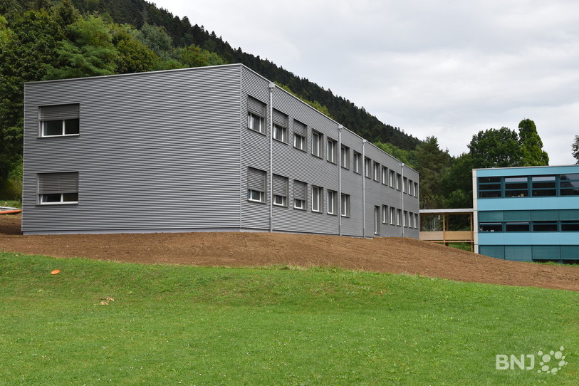 Une extension d'occasion au collège de la Fontenelle à Cernier. Les autorités communales ont inauguré le bâtiment vendredi. 