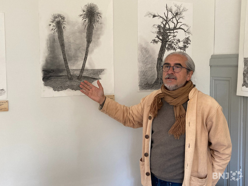 Ruben Pensa devant deux de ses œuvres exposées au Jardin botanique de Neuchâtel. 