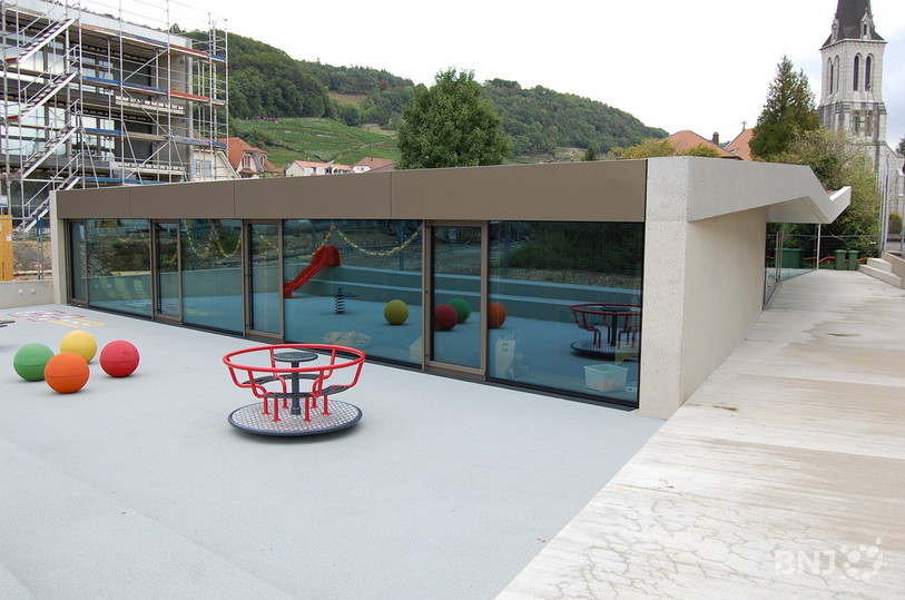 Le nouveau bâtiment accueille les enfants avant l'école, après et pour les repas de midi.