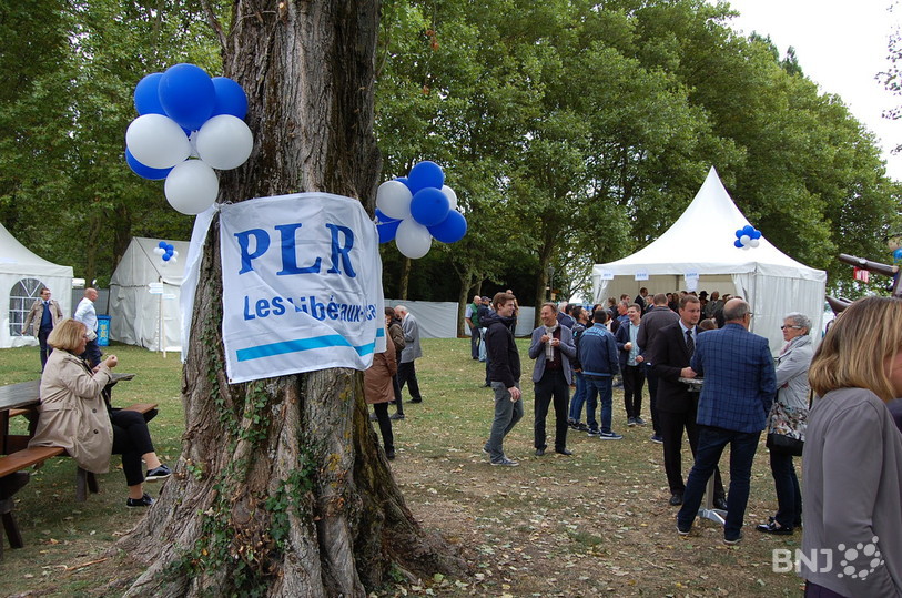 Entre deux averses, les membres du PLR profitent de l'extérieur.