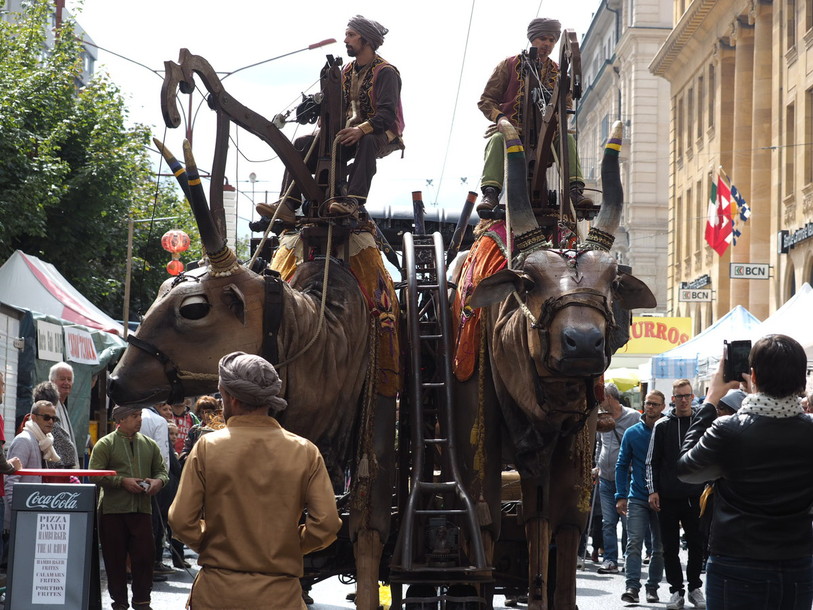 Des rencontres originales sont toujours possibles à la Braderie et aux Horlofolies. Photo: Pierre Boldt 