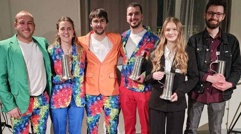 De gauche à droite : Cibourg Brass Quartet dont Louis Kroni (pantalon rouge), champion jurassien cuivres au cornet soprano, Célestine Crelier, championne jurassienne bois à la flûte traversière et Vincent Munier, champion jurassien de percussion au marimba. (Photo CJSE)