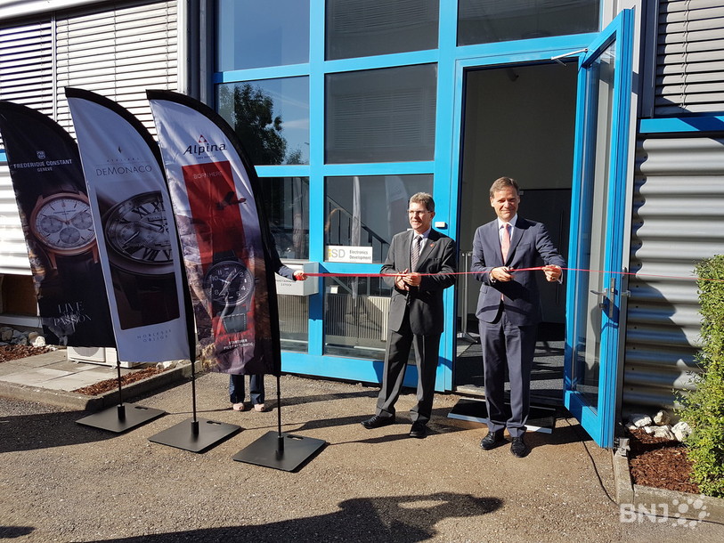 Le maire de Bienne, Erich Fehr (à g.), et le directeur de Frédérique Constant, Peter Stas, ont coupé le ruban devant les nouveaux locaux mardi matin.