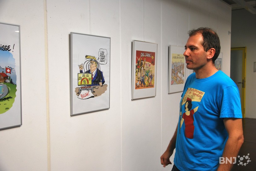 Cédric Humair, le responsable de Tramlabulle, contemple les meilleurs dessins de Caro parus dans Vigousse et exposés au CIP.