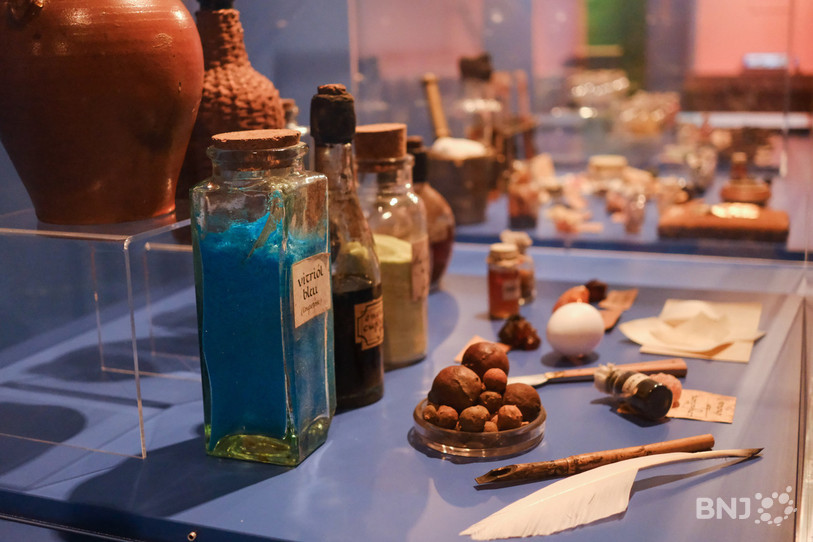 Des objets permettent également de mieux comprendre comment était produit ce genre de manuscrit, notamment les pigments utilisés pour les enluminures.