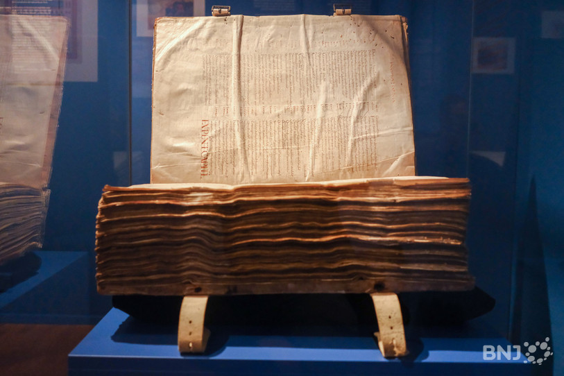 L'exposition propose également de découvrir des manuscrits contemporains de la Bible de Moutier-Grandval.