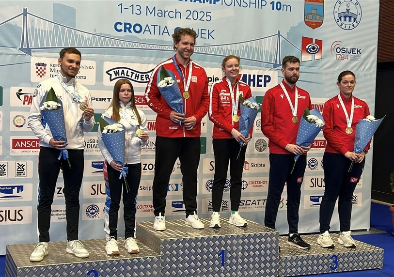 Audrey Gogniat et Jan Lochbihler sur la plus haute marche du podium. (Photo: Audrey Gogniat)