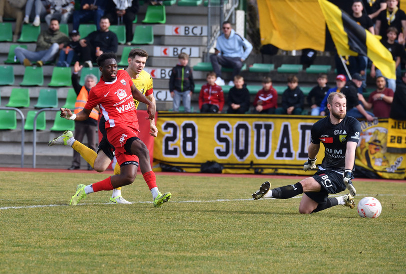 Le gardien des SR Delémont Léonard Joliat ne peut rien faire pour empêcher le 2-0 dimanche après-midi face à Grand-Saconnex (photo : Georges Henz).