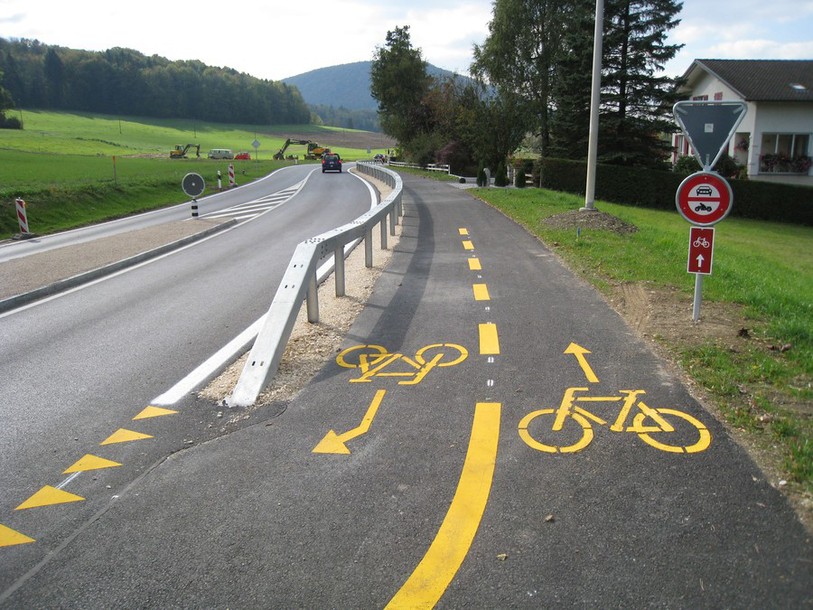 Piste cyclable Courchapoix, direction Vicques (photo: www.jura.ch)