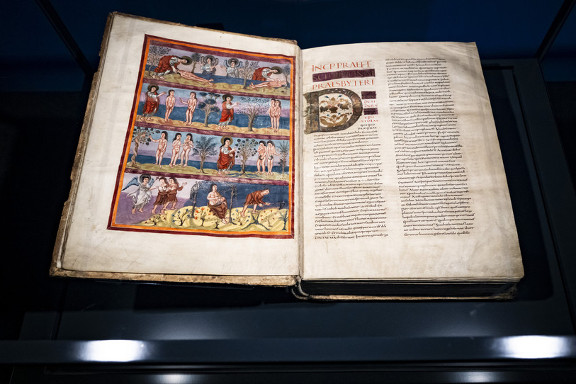 La Bible de Moutier-Grandval, telle qu’elle est exposée au Msuée jurassien d’art et d’histoire à Delémont. (Photo KESTONE : Jean-Christophe Bott)