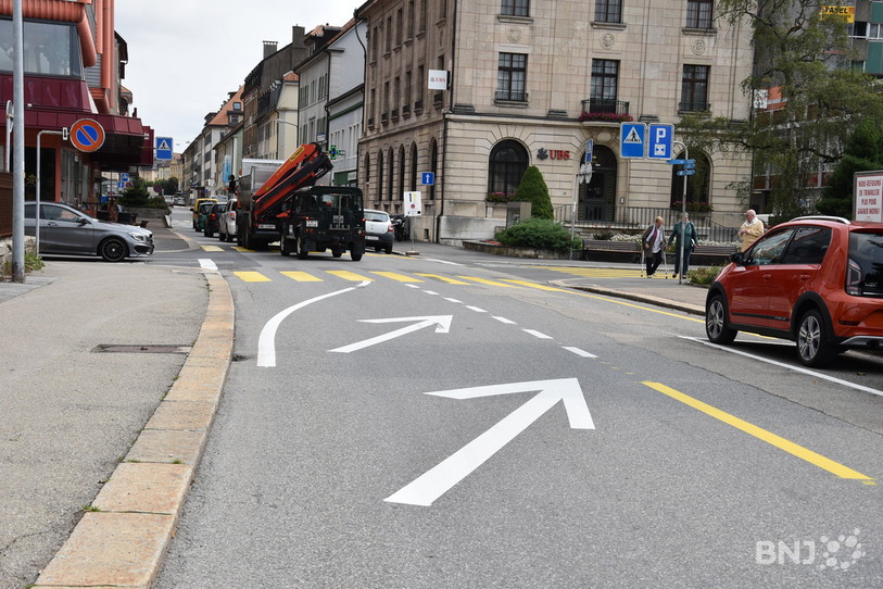 Des flèches incitent les automobilistes à zigzaguer au centre-ville du Locle. Elles prendront tout leur sens une fois les travaux prévus sur la rue Daniel-JeanRichard achevé, mi-octobre.