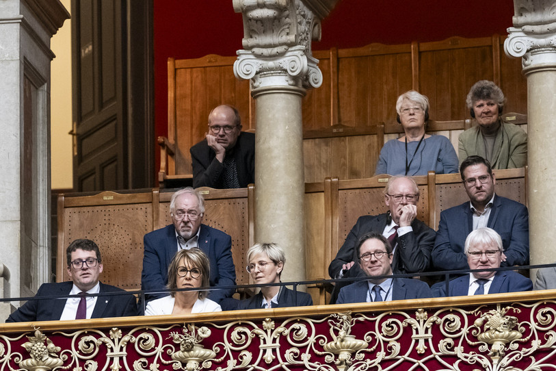 La délégation jurassienne a assisté aux débats depuis le haut de la salle du Conseil national. On reconnait de gauche à droite au premier rang le chancelier Jean-Baptiste Maitre, les ministres Nathalie Barthoulot et Rosalie Beuret Siess, le responsable de l'accueil de Moutier Patrick Tanner et le maire de Moutier Marcel Winistoerfer. (Photo KEYSTONE : Alessandro della Valle)