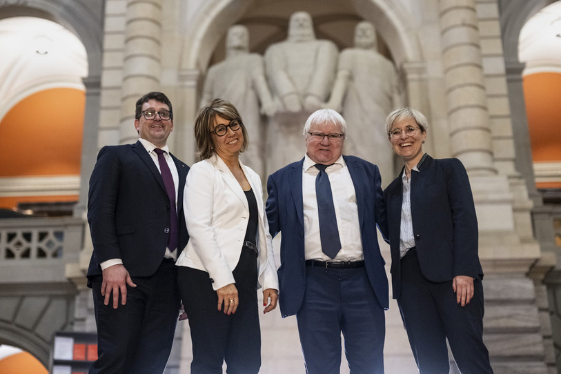 La joie jurassienne sous la Coupole, illustrée par le chancelier Jean-Baptiste Maitre, la ministre Nathalie Barthoulot, le maire de Moutier Marcel Winistoerfer et la ministre Rosalie Beuret Siess. (Photo KEYSTONE : Alessandro della Valle)