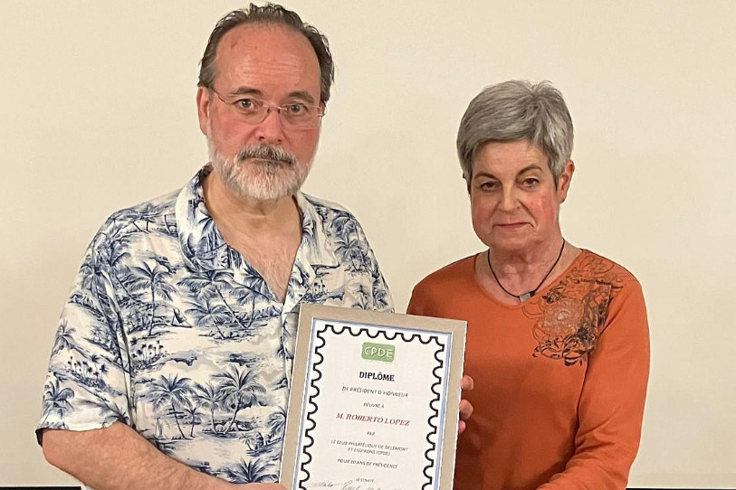 Brigitte Steiner, secrétaire, a remis son diplôme au président sortant Roberto Lopez. (Photo : CPDE).