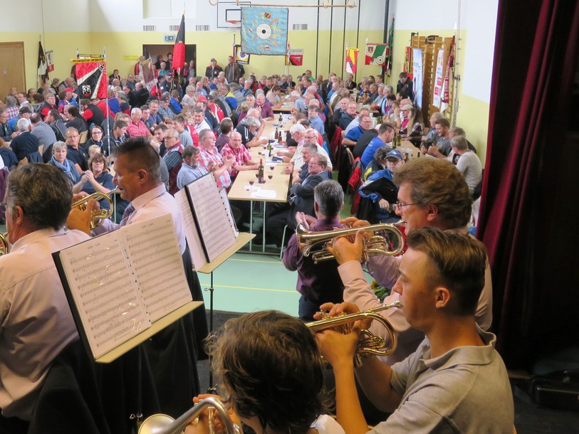 Le Tir cantonal bernois s'est achevé en musique à l'occasion de la remise des prix samedi à Nods (photo : Alain Bourquin)