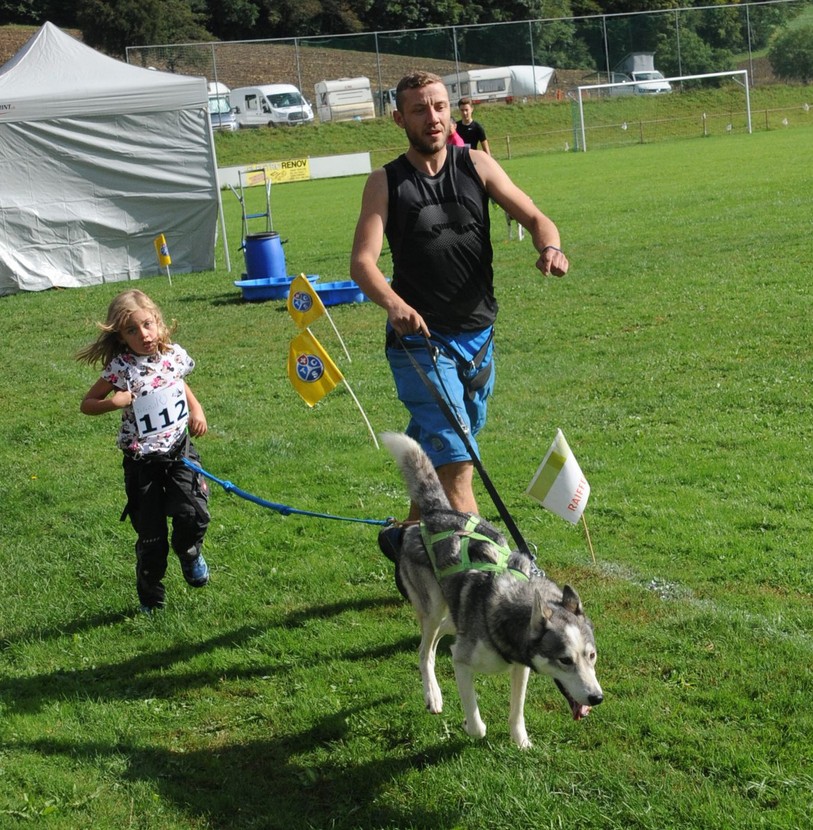Le canicross peut se pratiquer à tous les âges, à l'image de la jeune Joanna Wyss, avec son chien Hank.