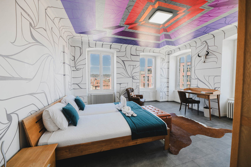 La chambre issue de la collaboration entre le POPA et l'hôtel Stay.Swiss (Photo : Municipalité de
Porrentruy).