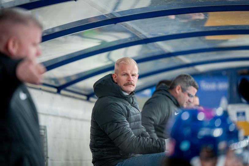 Santeri Matikainen apporte aussi son expertise durant les matches. (Photo : HCC)