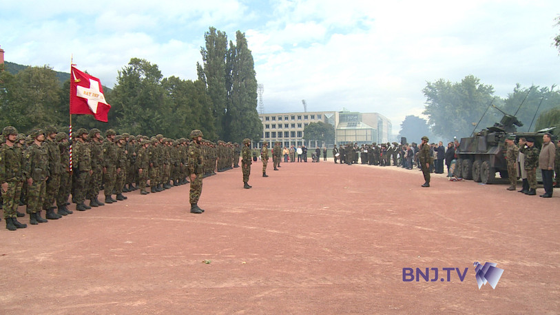 Le bataillon d'infanterie 19 procède à la cérémonie de remise du drapeau.