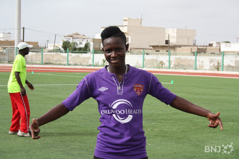 Awa Diakhaté est une jeune femme de 20 ans et fan inconditionnelle du footballeur Neymar. Elle a tout abandonné pour jouer au football et rêve d’une carrière internationale. 