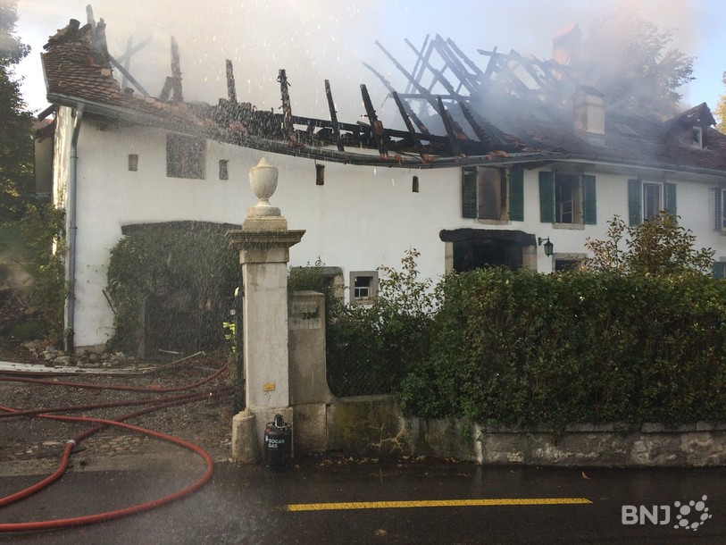 La toiture de la maison est complètement détruite
