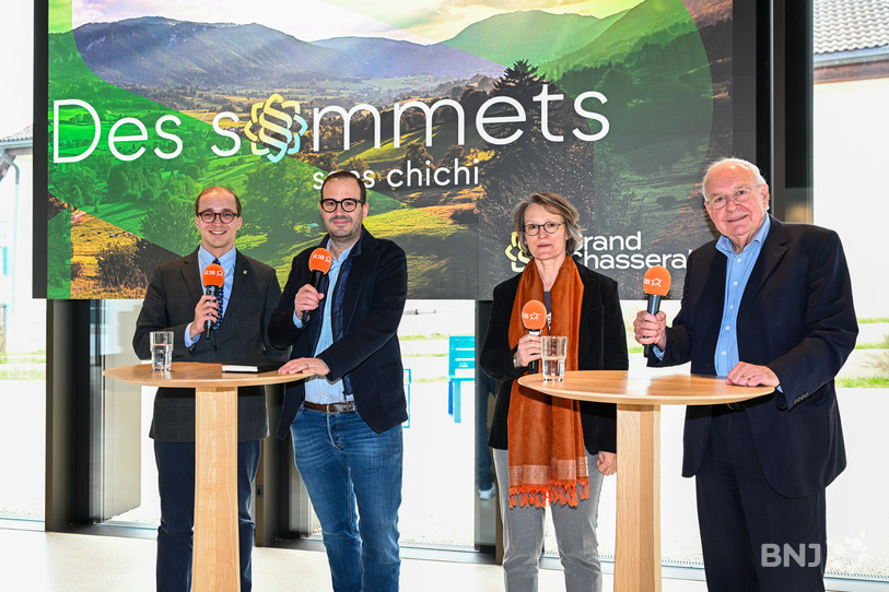 La table ronde a réuni Corentin Jeanneret, Patrick Linder, Moussia de Watteville et Jean-Pierre Graber (de gauche à droite).