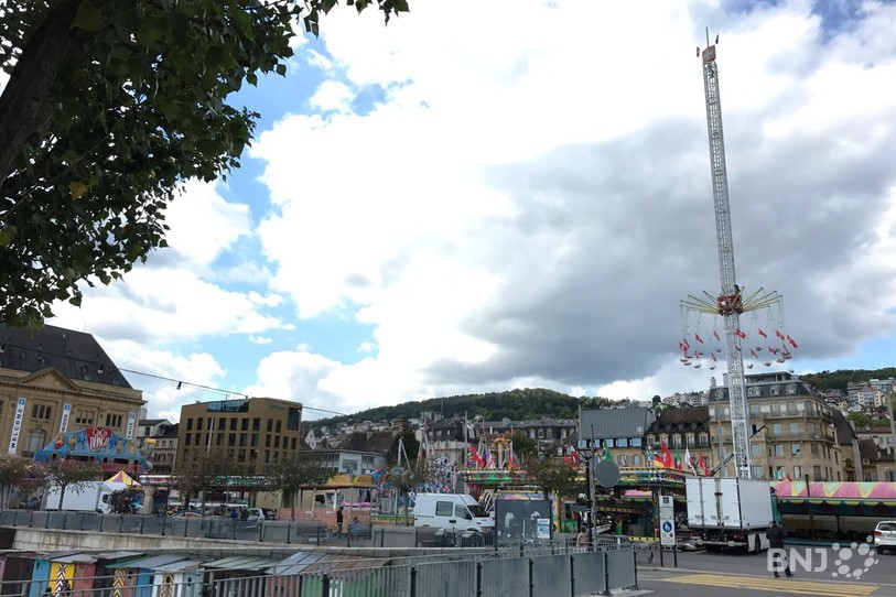 Les manèges sont installés sur la Place du port.