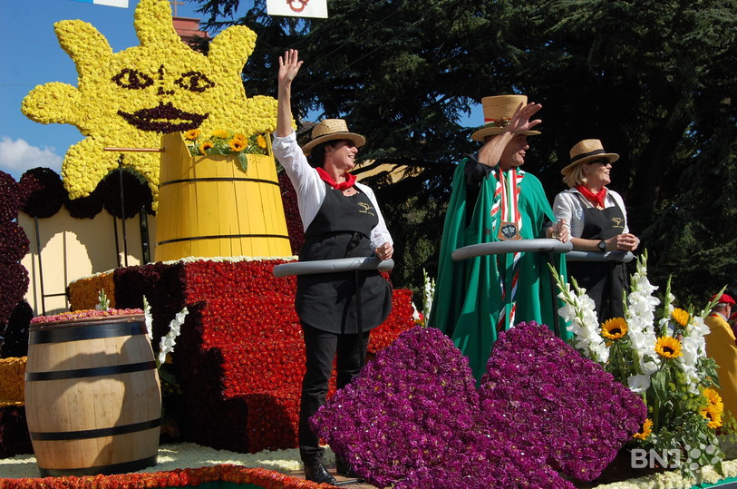 Un char du corso fleuri de la 92e Fête des vendanges de Neuchâtel. 