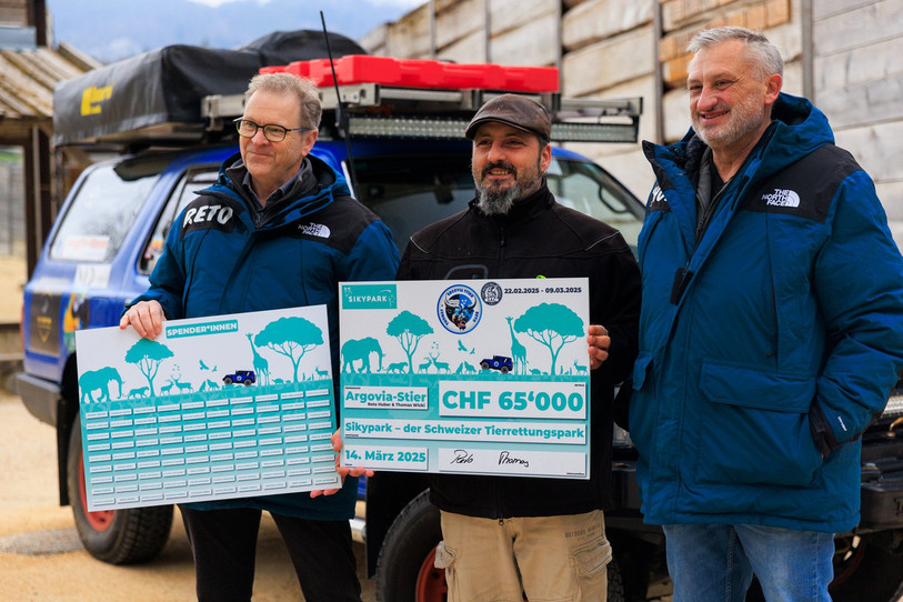 Le chèque de 65'000 francs a été remis vendredi à l'équipe du parc animalier. (Photo : Sikypark).