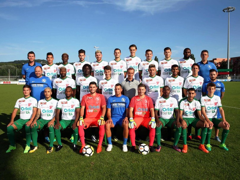 Aurélien Chappuis (4e depuis la gauche au 2e rang) côtoie Djibril Cissé (2e depuis la gauche au 2e rang) en 3e division helvétique