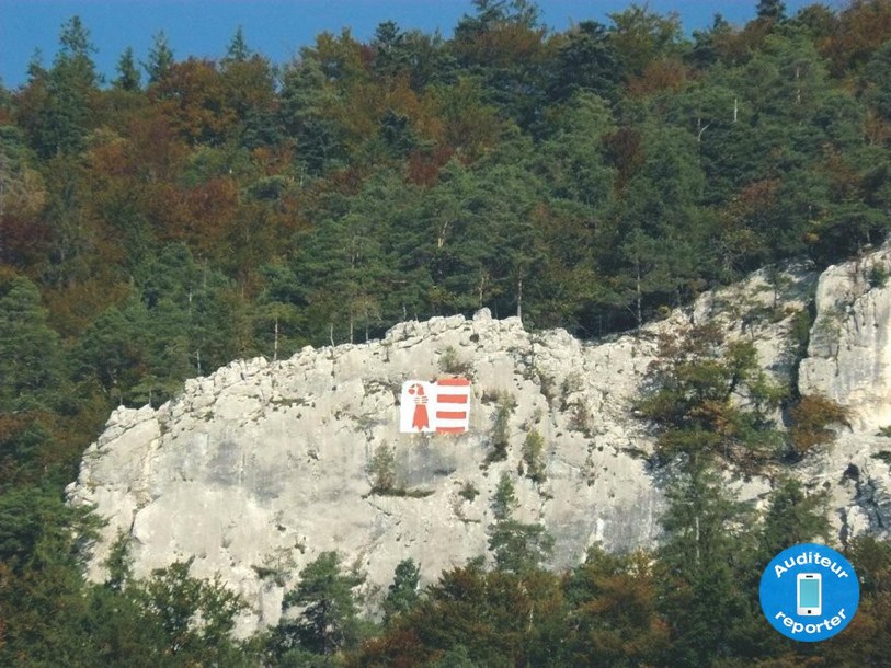 Un drapeau jurassien est apparu sur le Raimeux, au dessus de Belprahon