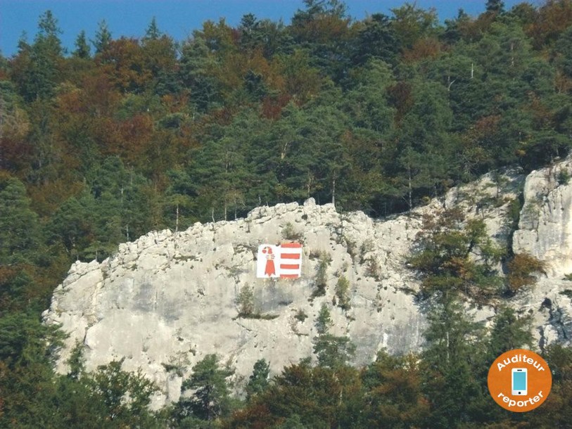 Un drapeau jurassien est apparu sur le Raimeux, en dessus de Belprahon