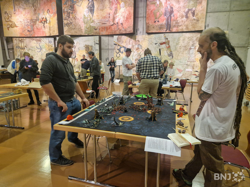 Deux joueurs en pleine partie de Warhammer au MIH.
